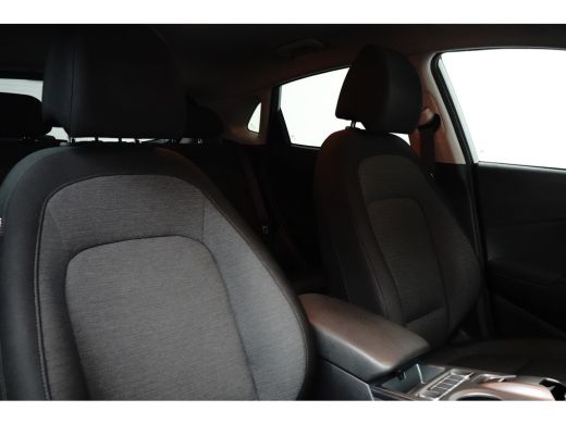 Hyundai Kona Comfort 64 kWh | Achterbank in delen neerklapbaar | Achteruitrijcamera | Airco (automatisch) ActivLease financial lease