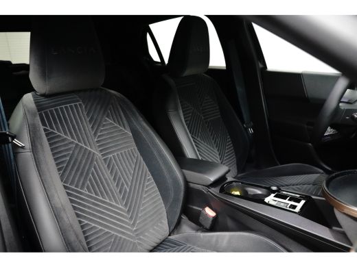 Lancia Ypsilon LX 54 kWh Alcantara Bekleding | Camera Voor + Achter | Adaptieve Cruise | 17" Lichtmetaal | Stoel... ActivLease financial lease