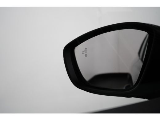 Lancia Ypsilon LX 54 kWh Alcantara Bekleding | Camera Voor + Achter | Adaptieve Cruise | 17" Lichtmetaal | Stoel... ActivLease financial lease