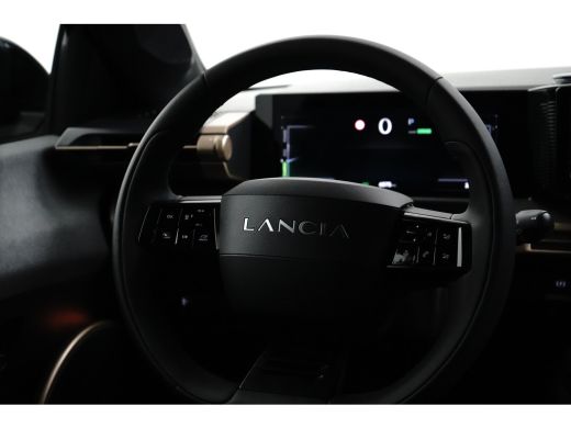 Lancia Ypsilon LX 54 kWh Alcantara Bekleding | Camera Voor + Achter | Adaptieve Cruise | 17" Lichtmetaal | Stoel... ActivLease financial lease