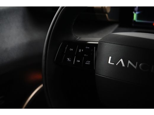 Lancia Ypsilon LX 54 kWh Alcantara Bekleding | Camera Voor + Achter | Adaptieve Cruise | 17" Lichtmetaal | Stoel... ActivLease financial lease