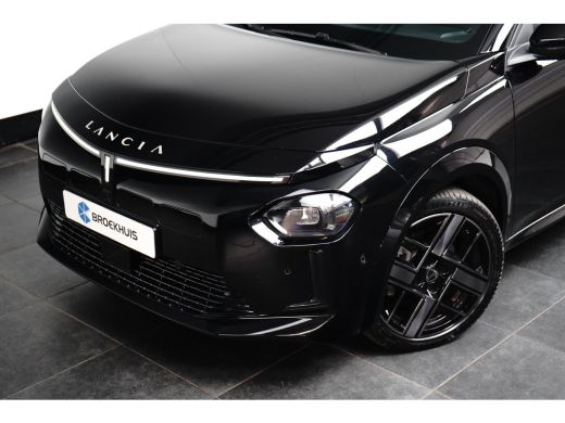 Lancia Ypsilon LX 54 kWh Alcantara Bekleding | Camera Voor + Achter | Adaptieve Cruise | 17" Lichtmetaal | Stoel... ActivLease financial lease