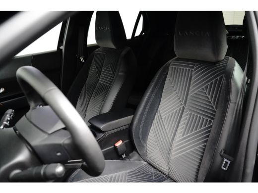 Lancia Ypsilon LX 54 kWh Alcantara Bekleding | Camera Voor + Achter | Adaptieve Cruise | 17" Lichtmetaal | Stoel... ActivLease financial lease