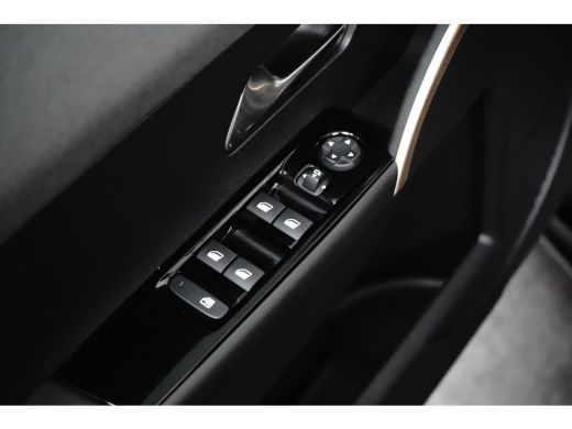 Lancia Ypsilon LX 54 kWh Alcantara Bekleding | Camera Voor + Achter | Adaptieve Cruise | 17" Lichtmetaal | Stoel... ActivLease financial lease