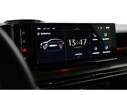 Lancia Ypsilon LX 54 kWh Alcantara Bekleding | Camera Voor + Achter | Adaptieve Cruise | 17" Lichtmetaal | Stoel... ActivLease financial lease