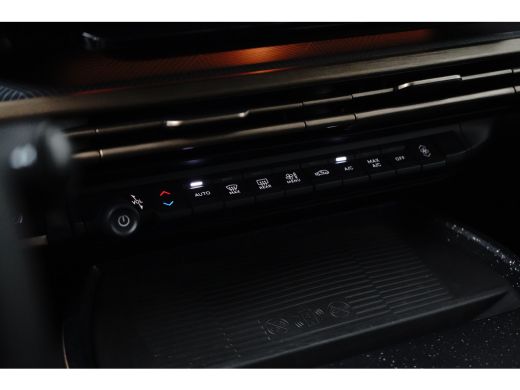 Lancia Ypsilon LX 54 kWh Alcantara Bekleding | Camera Voor + Achter | Adaptieve Cruise | 17" Lichtmetaal | Stoel... ActivLease financial lease