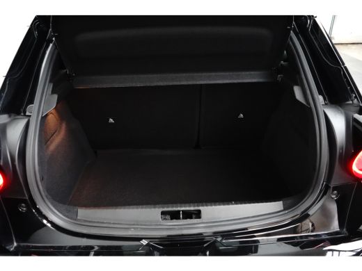 Lancia Ypsilon LX 54 kWh Alcantara Bekleding | Camera Voor + Achter | Adaptieve Cruise | 17" Lichtmetaal | Stoel... ActivLease financial lease