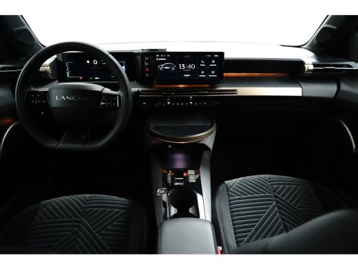 Lancia Ypsilon LX 54 kWh Alcantara Bekleding | Camera Voor + Achter | Adaptieve Cruise | 17" Lichtmetaal | Stoel... ActivLease financial lease