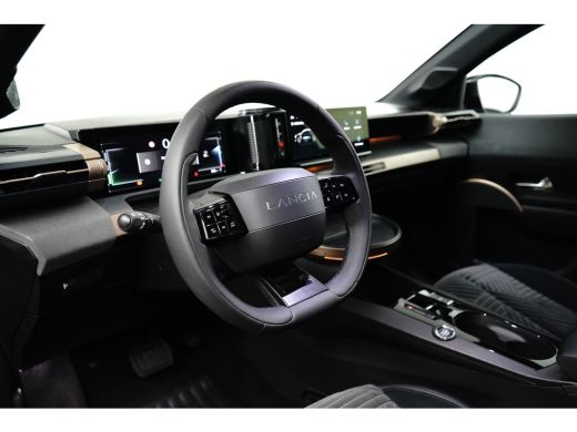 Lancia Ypsilon LX 54 kWh Alcantara Bekleding | Camera Voor + Achter | Adaptieve Cruise | 17" Lichtmetaal | Stoel... ActivLease financial lease