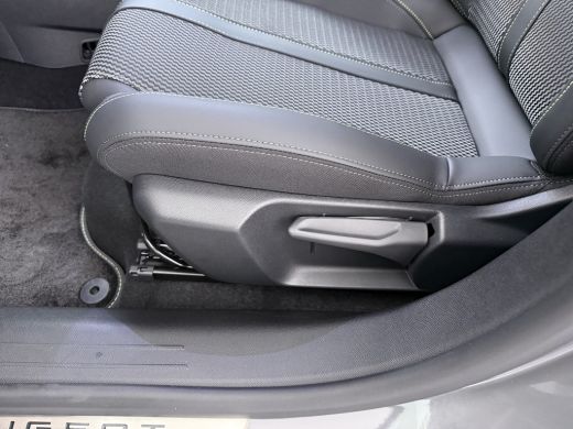 Peugeot 208 | Demo Deal | GT, | 17'' lichtmetalen velgen 'YANAKA', afgewerkt in zwart Orbital met glanzende m... ActivLease financial lease