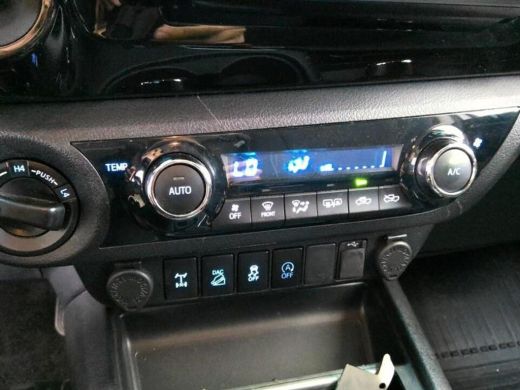Toyota Hilux 2.4 D-4D AUTOMAAT 4WD 4x4 Double Cab ActivLease financial lease