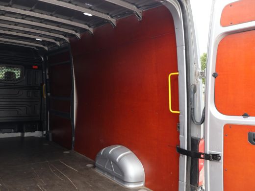 Volkswagen Crafter 35 2.0 TDI 140 PK DSG L4H3 + 3000 KG TREKHAAK | CAMERA | CARPLAY | NAVIGATIE ActivLease financial lease