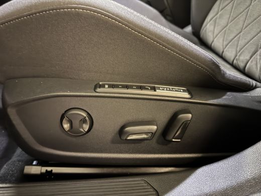 Volkswagen Golf 204PK eHybrid PHEV DSG STYLE CAMERA/CARPLAY/SFEERVERL. ActivLease financial lease