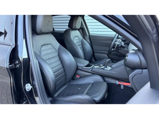 Alfa Romeo Giulia 2.0 TURBO 280PK AWD SPRINT NAVI / LEDER / FULL-LED / KEYLESS / 19" LMV / CAMERA / ADAPT. CRUISE /... ActivLease financial lease