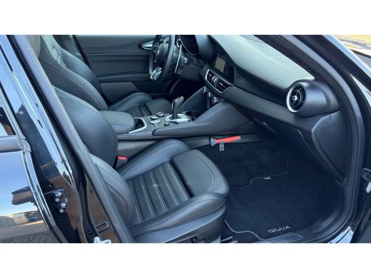 Alfa Romeo Giulia 2.0 TURBO 280PK AWD SPRINT NAVI / LEDER / FULL-LED / KEYLESS / 19" LMV / CAMERA / ADAPT. CRUISE /... ActivLease financial lease