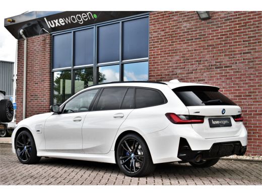 BMW 3 Serie Touring 320e xDrive M-Sport Pro Pano ACC Trekh El-zetels H/K 19inch ActivLease financial lease