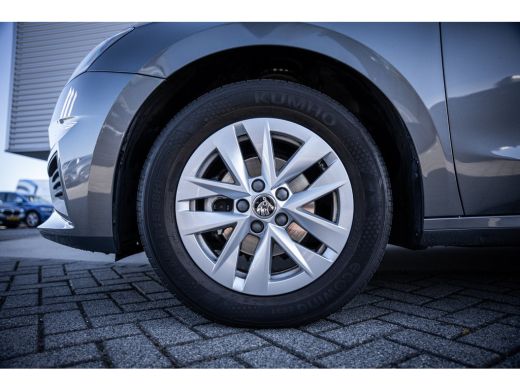 Skoda Fabia 1.0 MPI Ambition | Airco | Cruise control | Lichtmetalen velgen 15" ActivLease financial lease