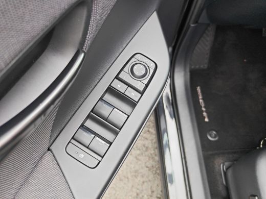 Toyota C-HR 2.0 Plug-in Hybrid 220 Dynamic ActivLease financial lease
