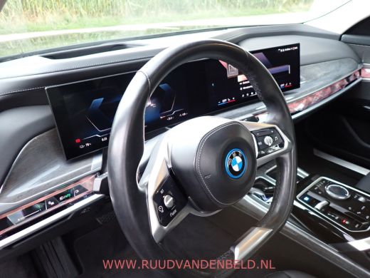 BMW i7 eDrive 106 kWh !! EX BTW 53.636 !! SOH 94% / HEAD-UP / SOFT-CLOSE / ACTIVE-STEERING / 360* ActivLease financial lease