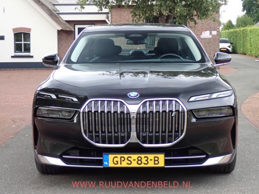 BMW i7 eDrive 106 kWh !! EX BTW 53.636 !! SOH 94% / HEAD-UP / SOFT-CLOSE / ACTIVE-STEERING / 360* ActivLease financial lease