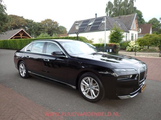 BMW i7 eDrive 106 kWh !! EX BTW 53.636 !! SOH 94% / HEAD-UP / SOFT-CLOSE / ACTIVE-STEERING / 360* ActivLease financial lease