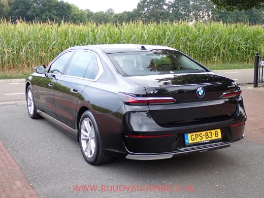 BMW i7 eDrive 106 kWh !! EX BTW 53.636 !! SOH 94% / HEAD-UP / SOFT-CLOSE / ACTIVE-STEERING / 360* ActivLease financial lease