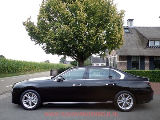 BMW i7 eDrive 106 kWh !! EX BTW 53.636 !! SOH 94% / HEAD-UP / SOFT-CLOSE / ACTIVE-STEERING / 360* ActivLease financial lease