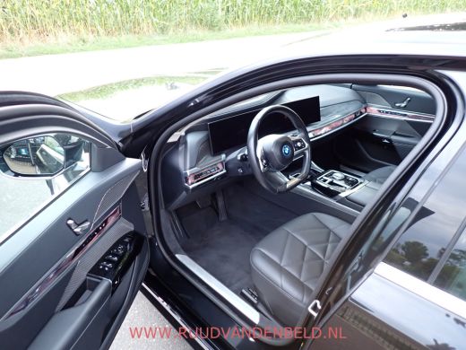 BMW i7 eDrive 106 kWh !! EX BTW 53.636 !! SOH 94% / HEAD-UP / SOFT-CLOSE / ACTIVE-STEERING / 360* ActivLease financial lease