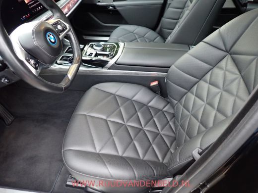 BMW i7 eDrive 106 kWh !! EX BTW 53.636 !! SOH 94% / HEAD-UP / SOFT-CLOSE / ACTIVE-STEERING / 360* ActivLease financial lease