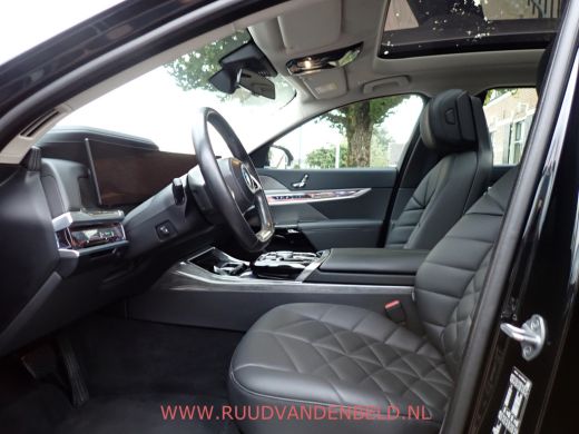BMW i7 eDrive 106 kWh !! EX BTW 53.636 !! SOH 94% / HEAD-UP / SOFT-CLOSE / ACTIVE-STEERING / 360* ActivLease financial lease