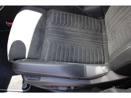 Peugeot 5008 1.6 Plug-in Hybrid 195 GT | Automaat | Luxe stoelen | Massage | Trekhaak | All season | NL auto |... ActivLease financial lease