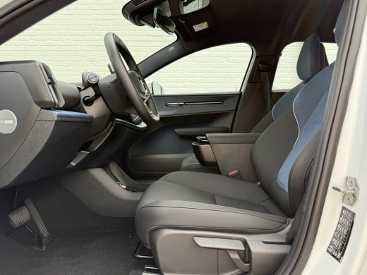 Volvo  EX30 Single Motor Extended Range Core 69 kWh | ACC | Parelmoer | Camera | 18 inch ActivLease financial lease