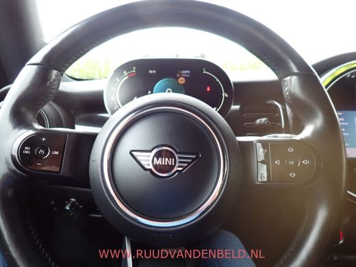 Mini Cooper 1.5 Cooper FACELIFT KEYLESS / HEAD-UP / SPORTLEER ActivLease financial lease