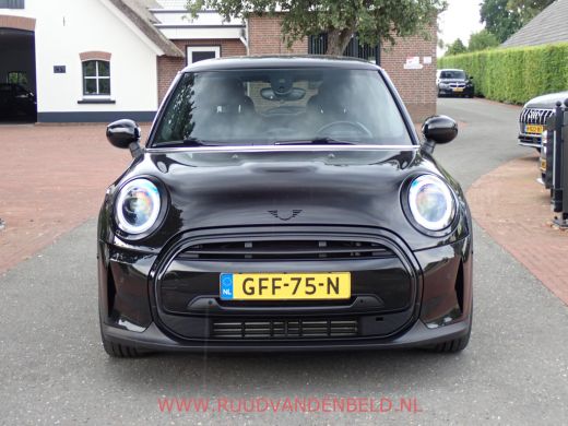 Mini Cooper 1.5 Cooper FACELIFT KEYLESS / HEAD-UP / SPORTLEER ActivLease financial lease