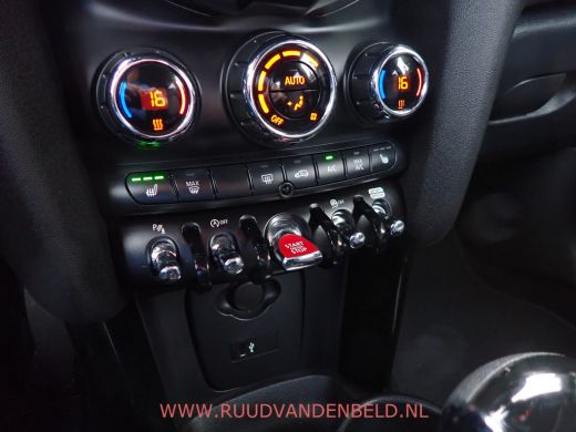 Mini Cooper 1.5 Cooper FACELIFT KEYLESS / HEAD-UP / SPORTLEER ActivLease financial lease