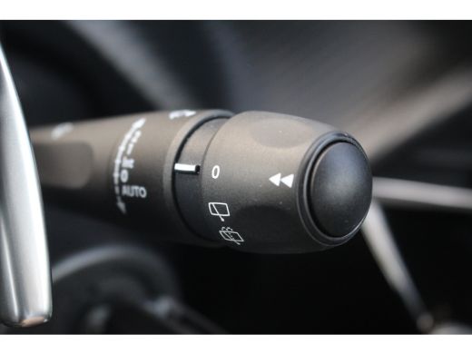 Peugeot 2008 1.2 Allure | Camera | Cruise | Carplay | Climate | DAB | LED | PDC A | Camera | Cruise | Carplay ... ActivLease financial lease