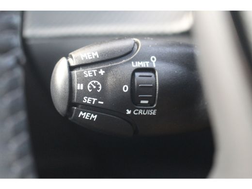 Peugeot 2008 1.2 Allure | Camera | Cruise | Carplay | Climate | DAB | LED | PDC A | Camera | Cruise | Carplay ... ActivLease financial lease
