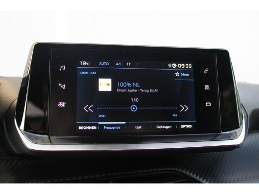 Peugeot 2008 1.2 Allure | Camera | Cruise | Carplay | Climate | DAB | LED | PDC A | Camera | Cruise | Carplay ... ActivLease financial lease