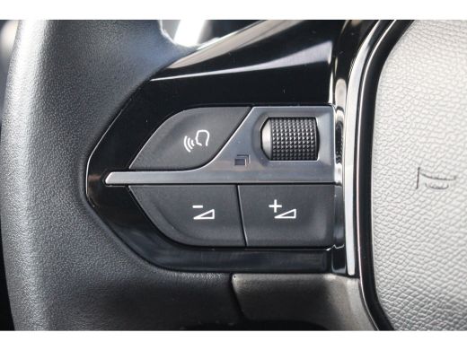 Peugeot 2008 1.2 Allure | Camera | Cruise | Carplay | Climate | DAB | LED | PDC A | Camera | Cruise | Carplay ... ActivLease financial lease