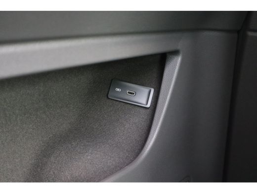 Volkswagen Multivan eHybrid 4MOTION L2 | Bulli | Leder | Glazen Dak | Vis-a-Vis | Houtlook Vloer | 4-Seizoenen Banden ActivLease financial lease