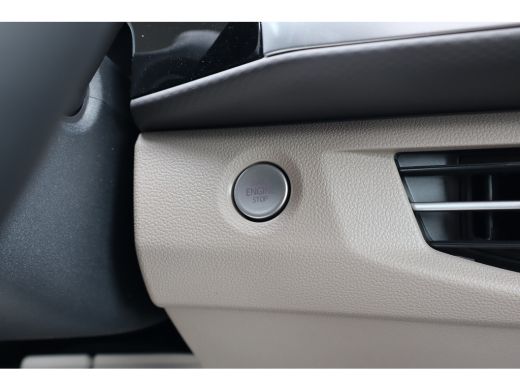 Volkswagen Multivan eHybrid 4MOTION L2 | Bulli | Leder | Glazen Dak | Vis-a-Vis | Houtlook Vloer | 4-Seizoenen Banden ActivLease financial lease