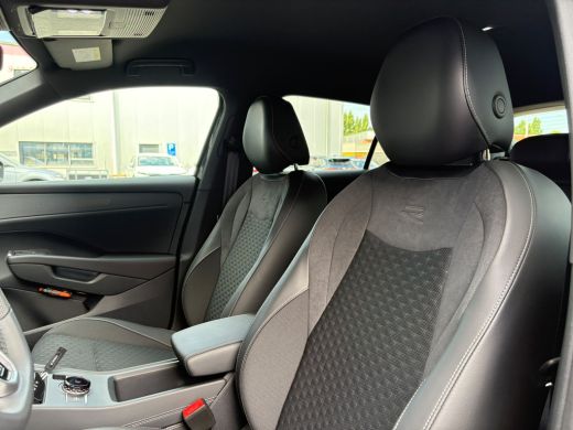 Volkswagen T-Roc 1.5 eTsi 150 pk R-Line First Edition | Trekhaak | Apple Carplay | A-uitrijcamera | Climatronic | ... ActivLease financial lease