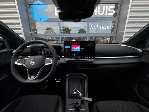 Volkswagen T-Roc 1.5 eTsi 150 pk R-Line First Edition | Trekhaak | Apple Carplay | A-uitrijcamera | Climatronic | ... ActivLease financial lease