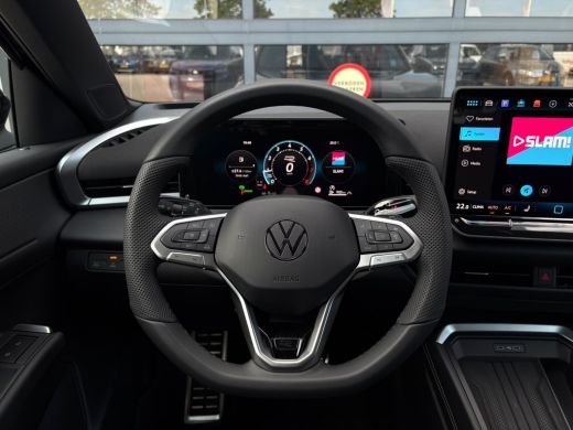 Volkswagen T-Roc 1.5 eTsi 150 pk R-Line First Edition | Trekhaak | Apple Carplay | A-uitrijcamera | Climatronic | ... ActivLease financial lease