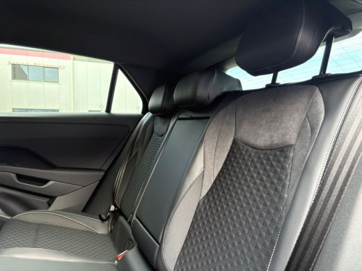 Volkswagen T-Roc 1.5 eTsi 150 pk R-Line First Edition | Trekhaak | Apple Carplay | A-uitrijcamera | Climatronic | ... ActivLease financial lease