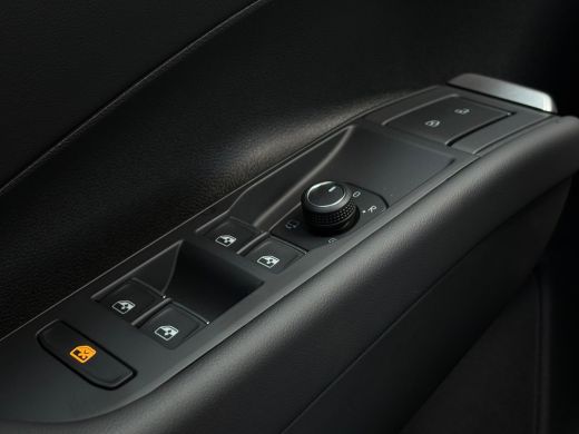 Volkswagen T-Roc 1.5 eTsi 150 pk R-Line First Edition | Trekhaak | Apple Carplay | A-uitrijcamera | Climatronic | ... ActivLease financial lease
