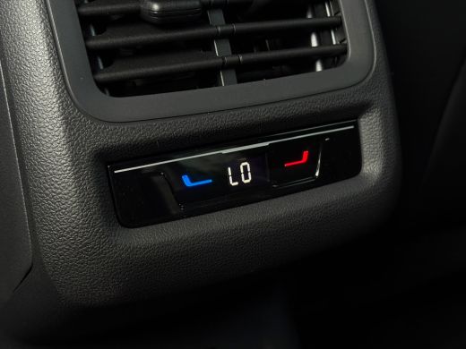 Volkswagen T-Roc 1.5 eTsi 150 pk R-Line First Edition | Trekhaak | Apple Carplay | A-uitrijcamera | Climatronic | ... ActivLease financial lease