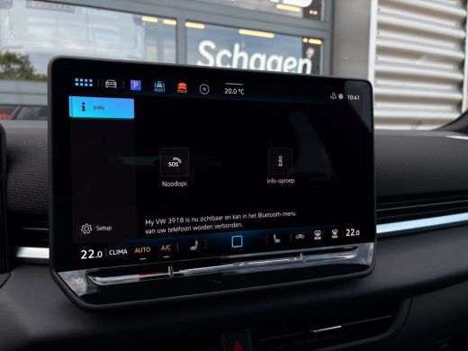 Volkswagen T-Roc 1.5 eTsi 150 pk R-Line First Edition | Trekhaak | Apple Carplay | A-uitrijcamera | Climatronic | ... ActivLease financial lease