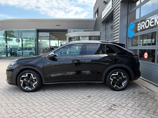 Volkswagen T-Roc 1.5 eTsi 150 pk R-Line First Edition | Trekhaak | Apple Carplay | A-uitrijcamera | Climatronic | ... ActivLease financial lease