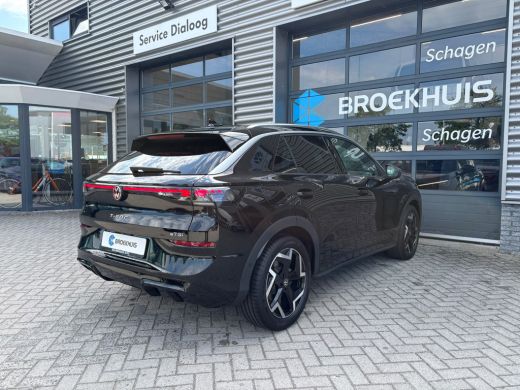 Volkswagen T-Roc 1.5 eTsi 150 pk R-Line First Edition | Trekhaak | Apple Carplay | A-uitrijcamera | Climatronic | ... ActivLease financial lease
